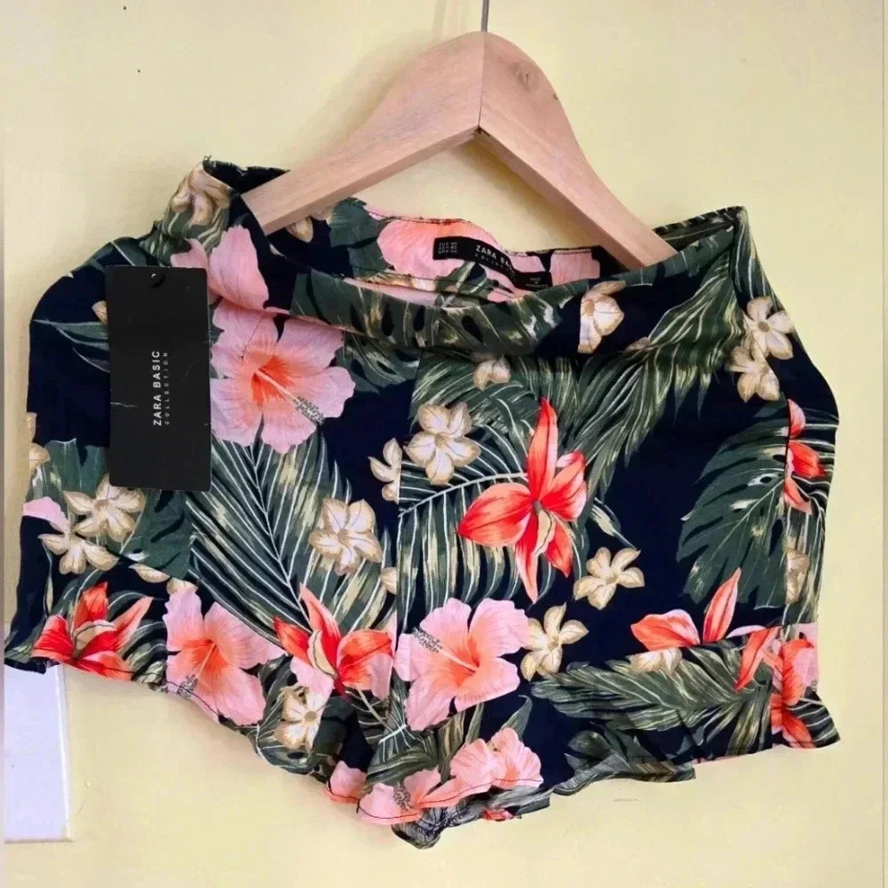 ZARA RUFFLED FLORAL SHORT green pink size xs
